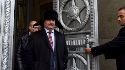 El Grupo Wagner lleva apoyando a las tropas del general Jalifa Haftar -en la foto en una visita al ministerio de Exteriores ruso- posiblemente desde 2014