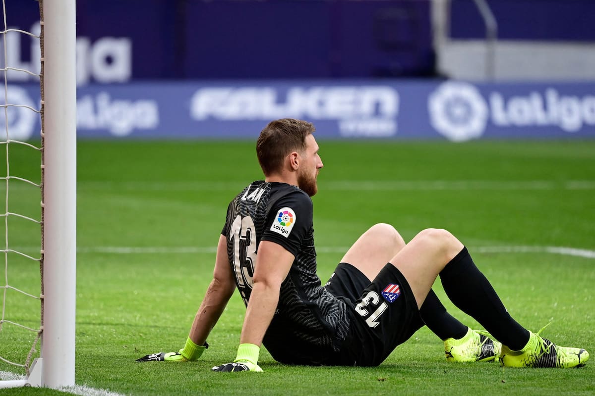 El guardameta esloveno del Atlético de Madrid Jan Oblak reacciona sentado en el campo al primer gol del Levante durante el partido de fútbol de la liga española entre el Club Atlético de Madrid y el Levante UD