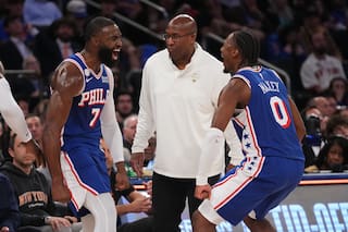 En primer juego de 76ers con LeBron y Brown superan 106-100 a Knicks campeones NBA