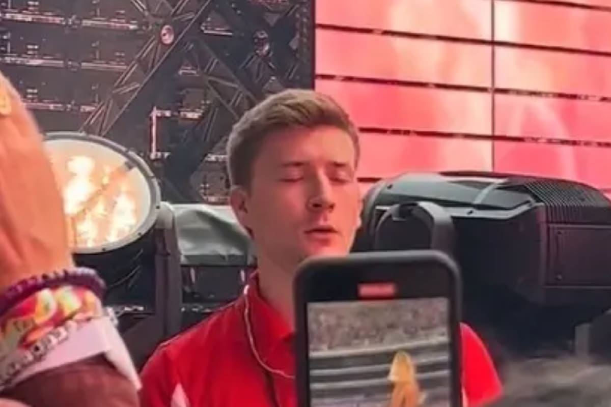 El guardia de seguridad le pedía a las fans que le tomaran fotos para documentar su experiencia