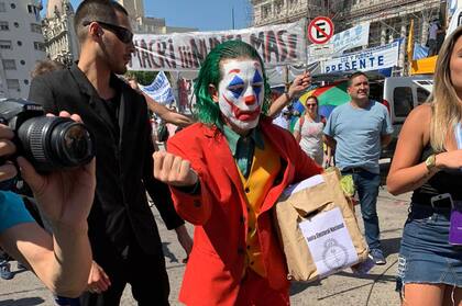 El Guasón frente al Congreso espera a Alberto Fernández