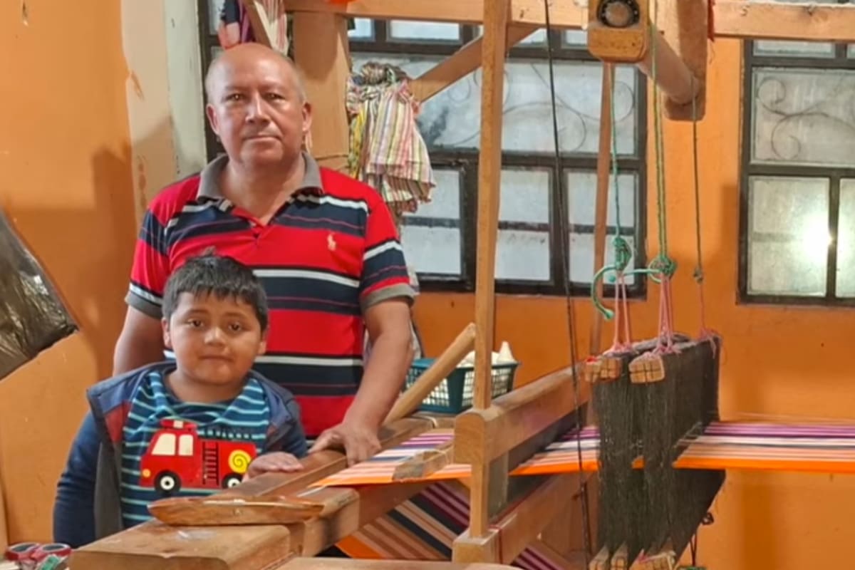 El guatemalteco Alonso Fuentes comercializa, por un intermediario, sus tejidos hacia Suecia