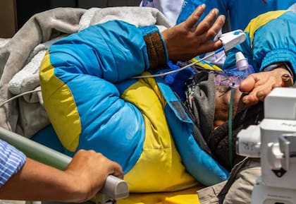 El guía nepalí llegó arrastrándose al campamento base - PRABIN RANABHAT / AFP