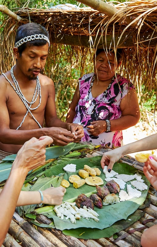 El guía Tupa rapa yju poty acompaña a turistas para explicarles la cultura guaraní