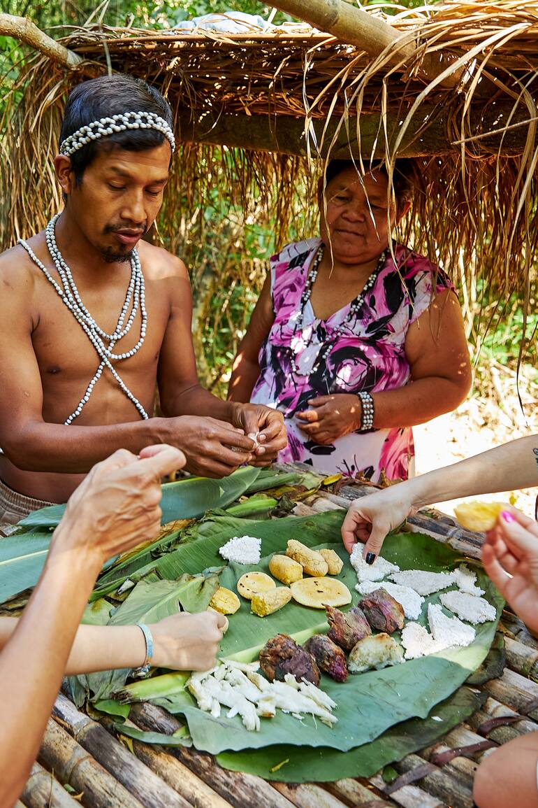 El guía Tupa rapa yju poty acompaña a turistas para explicarles la cultura guaraní