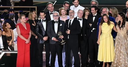 El guionista británico Jesse Armstrong (C) acepta el Emmy a Mejor Serie Dramática por "Succession" junto con el elenco y el equipo en el escenario.
