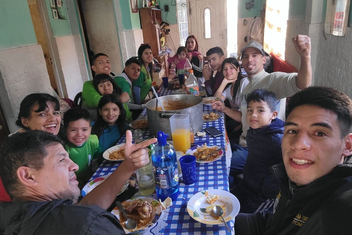 El guiso como punto de reunión para la familia Verón, donde los cinco hermanos son boxeadores