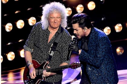 El guitarrista Brian May (izda) anunció un documental sobre la nueva etapa de Queen