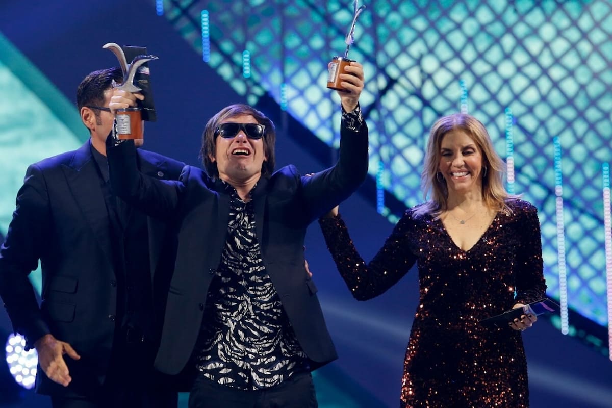 El guitarrista, cantante y compositor argentino se llevó los máximos galardones en su categoría y US$8000 Fuente: Twitter