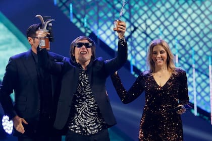 El guitarrista, cantante y compositor argentino se llevó los máximos galardones en su categoría y US$8000 Fuente: Twitter