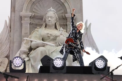 El guitarrista de Queen, Brian May, en el concierto por el Jubileo de Platino frente al palacio de Buckingham en Londres, el 4 de junio de 2022. (Jonathan Buckmaster/Pool Photo vía AP, Archivo)