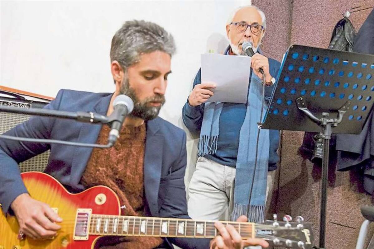 El guitarrista junto al escritor en uno de los ensayos