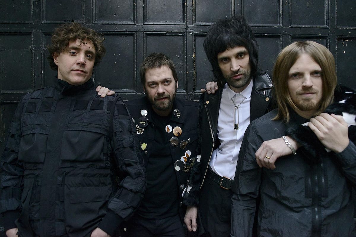 El guitarrista Serge Pizzorno (el tercero desde la izquierda) cuenta detalles de For Crying Out Loud, el álbum que grabaron en menos de seis semanas y presentan esta noche en Obras