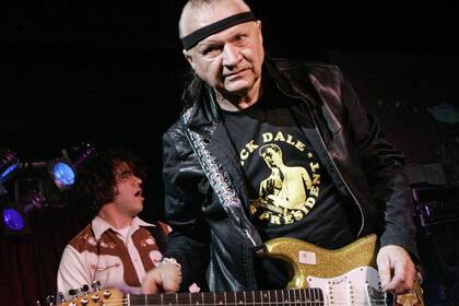 El guitarrista tenía 81; figuras como Brian May lo despidieron desde las redes sociales