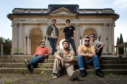 El guitarrista y cantante Santiago Moraes -uno de los fundadores de Los Espíritus- y el percusionista Francisco Paz comunicaron que no siguen en la banda