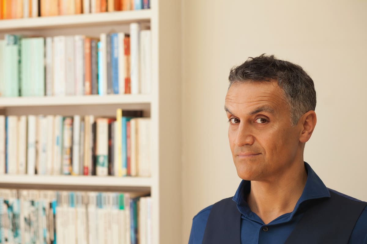 El gurú de la corriente slow life, que está de visita para dictar un taller, padeció los efectos de una ciudad que no cumple con sus teorías; "ahora, mis dos palabras preferidas son 'modo avión'"