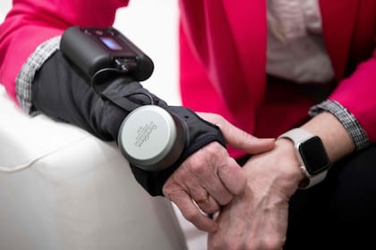 El GyroGlove es un guante que usa un giróscopo interno para neutralizar los temblores provocados por el Parkinson, y así permitir el uso normal de la mano; lo presentaron en la CES 2024