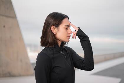 El hábito constante que distingue a las personas mentalmente fuertes, según la psicoterapeuta Amy Morin, es que nunca desperdician energía en cosas que no pueden controlar
