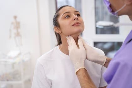 El hábito de apretar o rechinar los dientes durante la noche puede dañar la salud bucal a largo plazo
