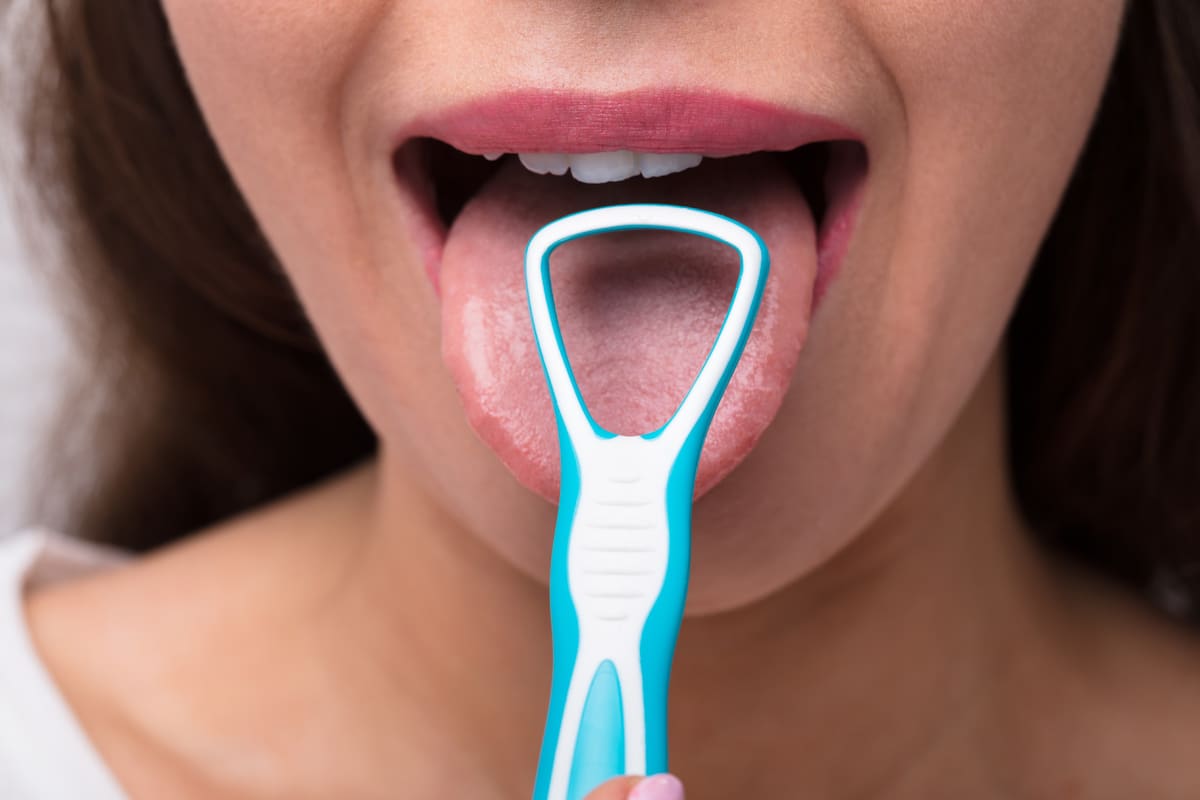 El hábito de raspar la lengua se puso de moda y los raspadores están diseñados para eliminar aquella capa descolorida y a menudo maloliente