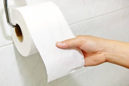 El hábito más saludable es tirar el papel higiénico al inodoro para evitar que las bacterias permanezcan en nuestro baño