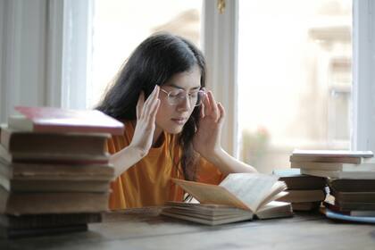 El hábito que practican las personas más inteligentes, según la IA