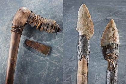 El hacha con hoja de cobre y dos de las flechas que utilizó Oetzi para cazar y como defensa personal