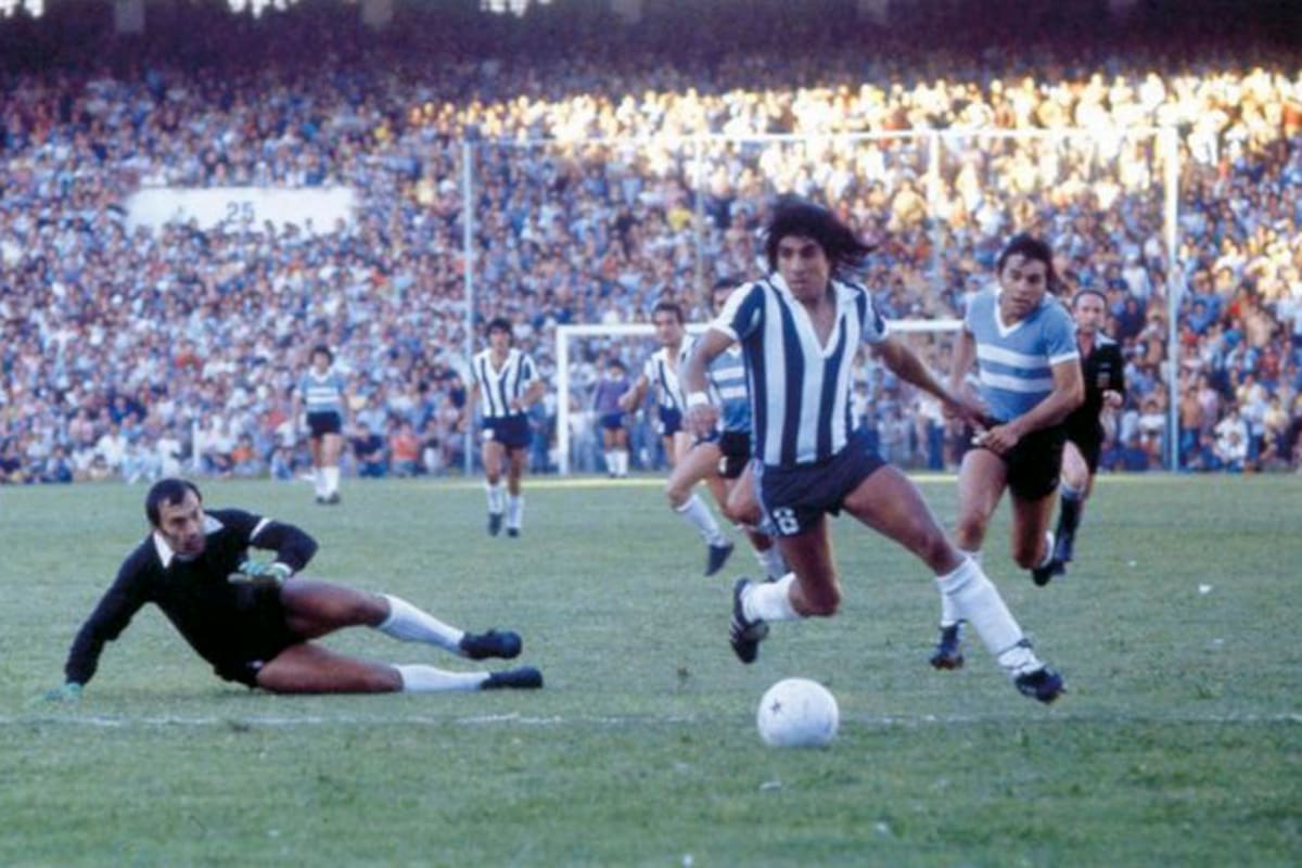 El Hacha Ludueña, en acción, dejando al arquero en el camino y encaminándose rumbo al gol