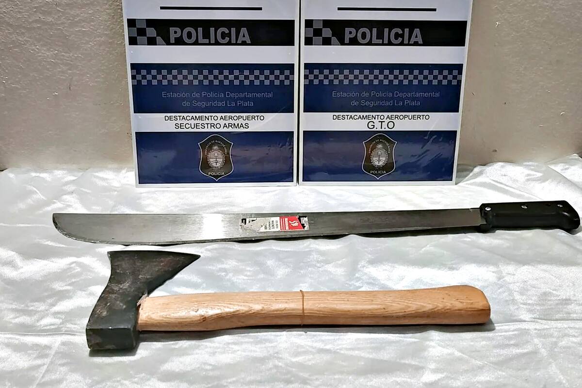 El hacha y el machete que fueron incautados (0221)
