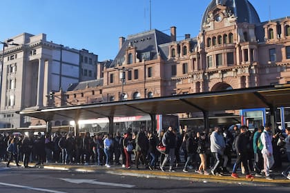 El hacinamiento en Constitución se produce, en parte, por la escasa oferta de transporte subterráneo, sostenido únicamente por una saturada línea C.