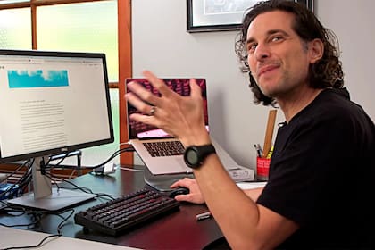 El hacker Joe Grand, conocido como Kingpin, en su laboratorio de Portland (Oregon, EE UU) en el video donde explica cómo ha logrado acceder una cartera de cripto con más de 2 millones de dólares