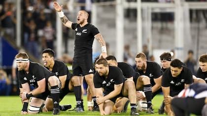 Un haka de All Blacks en Vélez frente a los Pumas, encabezado por TJ Perenara; más allá de sus dotes actores, el medio-scrum fue una figura del otro seleccionado más poderoso del planeta.