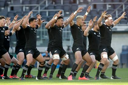 El Haka ejecutado por jugadores de los All Blacks.