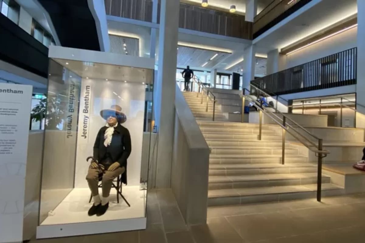 El "hall" de entrada del UCL, presidido por la vitrina de Jeremy Bentham (Foto: UCL)