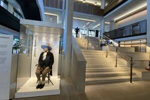 El "hall" de entrada del UCL, presidido por la vitrina de Jeremy Bentham (Foto: UCL)