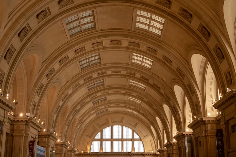 El hall de la estación se impone por los detalles arquitectónicos