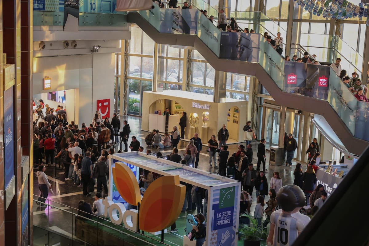El hall y las escaleras colmados de gente para acceder al nuevo local Miniso en el shopping Dot