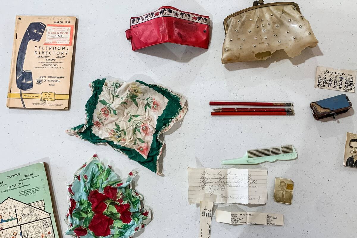 El hallazgo de un bolso de hace más de seis décadas causó furor