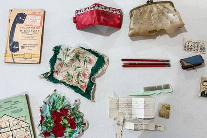 El hallazgo de un bolso de hace más de seis décadas causó furor
