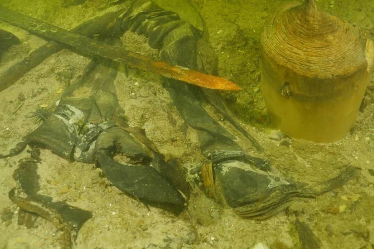 El hallazgo se produjo en el lago Asveja, donde se encontraron además una serie de objetos pertenecientes al guerrero fenecido hace más de medio milenio