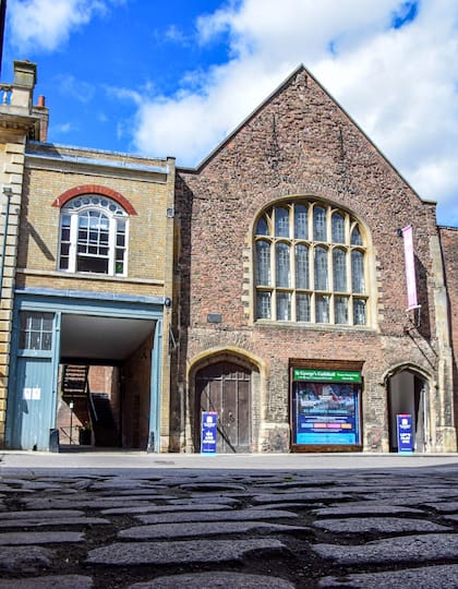 El hallazgo sucedió en el marco de restauración del antiguo teatro británico St George's Guildhall