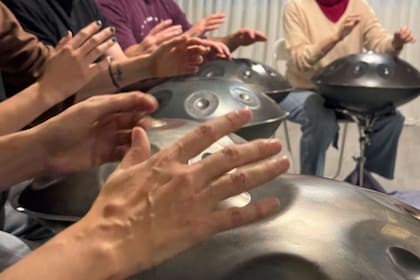 El handpan está compuesto por dos caparazones metálicos cóncavos unidos entre sí, denominados shells