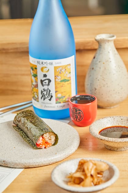 El handroll es la especialidad de la casa, una pieza entera que no se corta y se come con la mano.