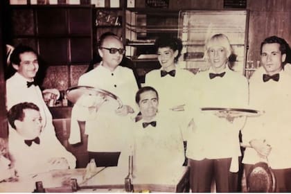 El happening de los artistas del Di Tella vestidos de mozos, con Marta Minujín entre ellos