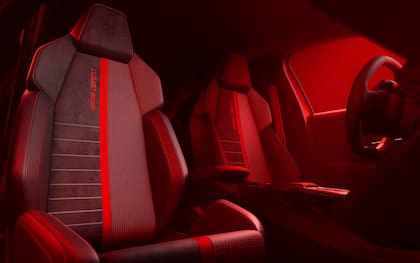 El hatchback compacto cuenta con tapizados y detalles deportivos