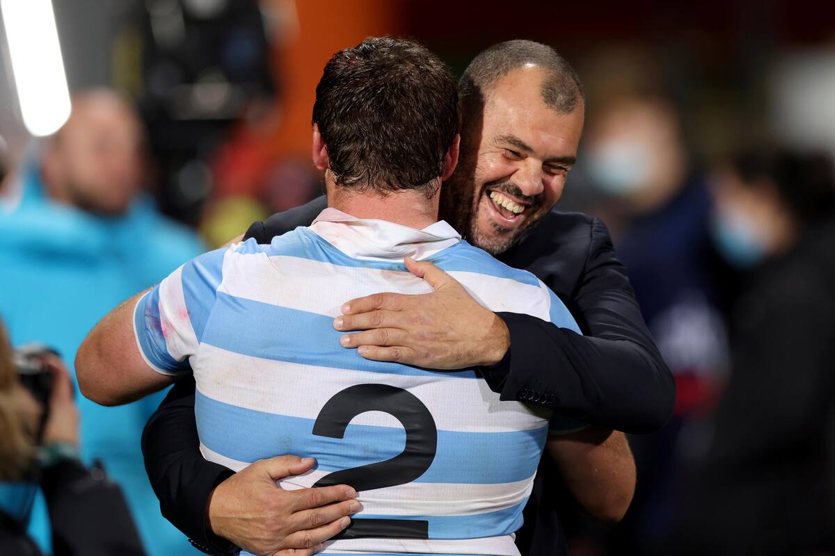 El head coach de la Argentina, el australiano Michael Cheika, festeja con su capitán, Julián Montoya, el nuevo logro