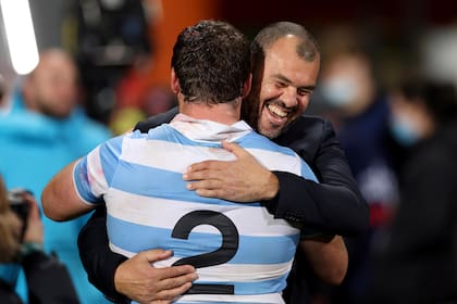 El head coach de la Argentina, el australiano Michael Cheika, festeja con su capitán, Julián Montoya, el nuevo logro