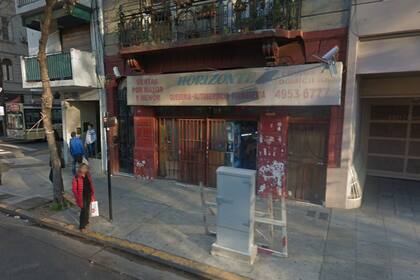 El hecho ocurrió a metros de a puerta del supermercado Horizonte, en Adolfo Alsina 2216, frente a la Plaza 1º de Mayo, pasadas las 21.30