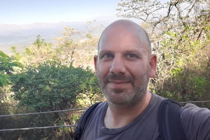 El hecho ocurrió alrededor de las 22.30 de anoche en la calle General Pico y General Guido, a unas cuatro cuadras de la comisaría 8va. del barrio Villa Obrera, en el citado distrito de la zona sur del Gran Buenos Aires.