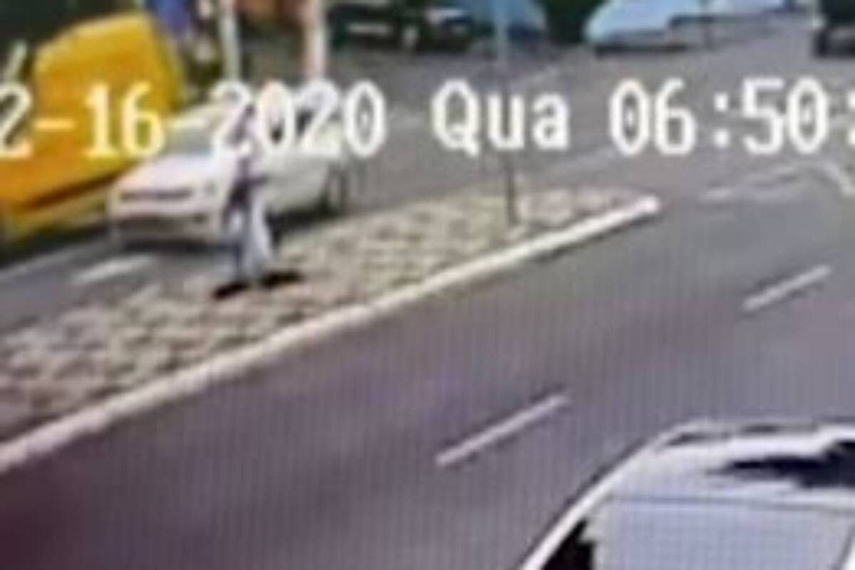El hecho ocurrió en la rambla de una avenida de la ciudad de Uberlandia, cuando el suelo se abrió bajo los pies de una joven, que afortunadamente solo tuvo una lesión en su brazo